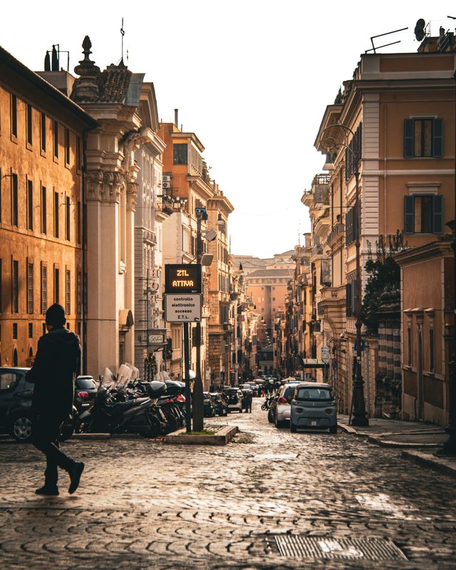 Una strada del centro di Roma al tramonto